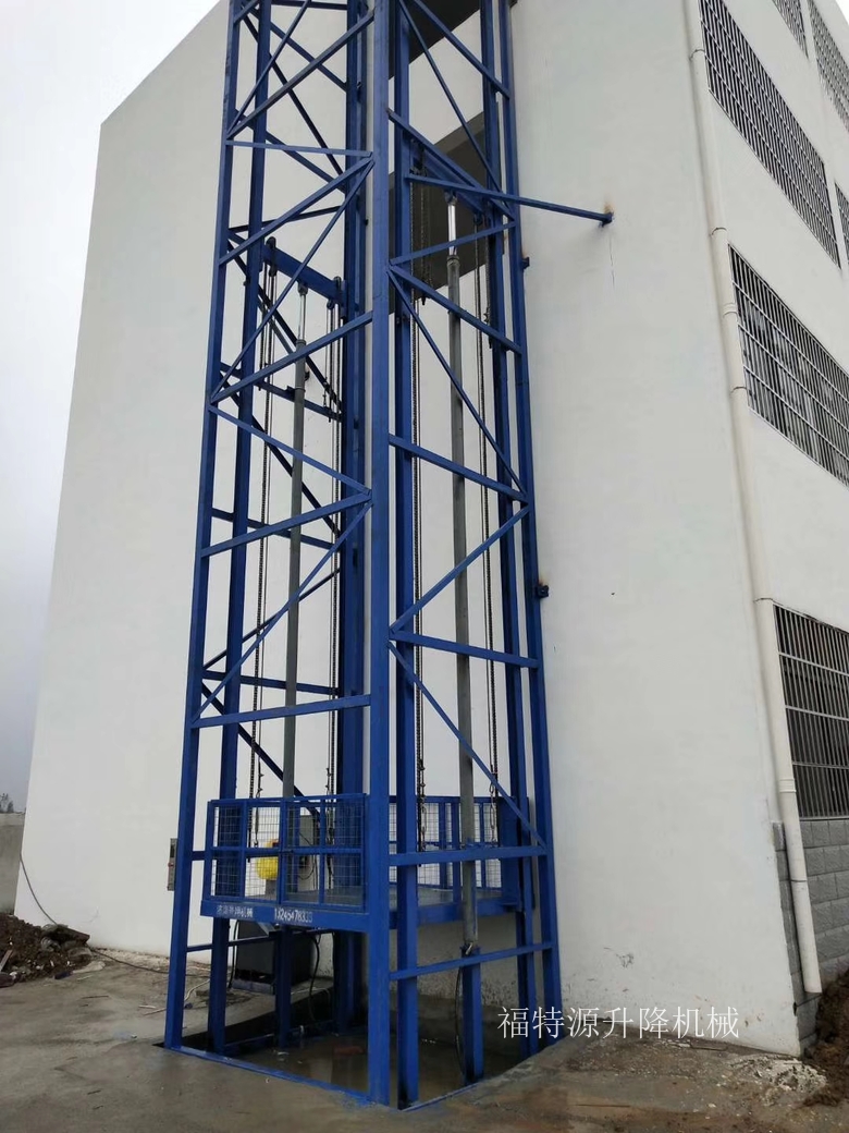 室外導(dǎo)軌式升降機(jī)